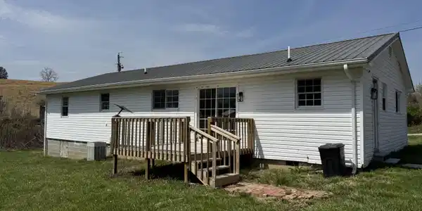Image 4: Back deck