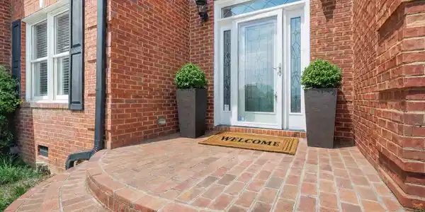 Image 4: Inviting Entry