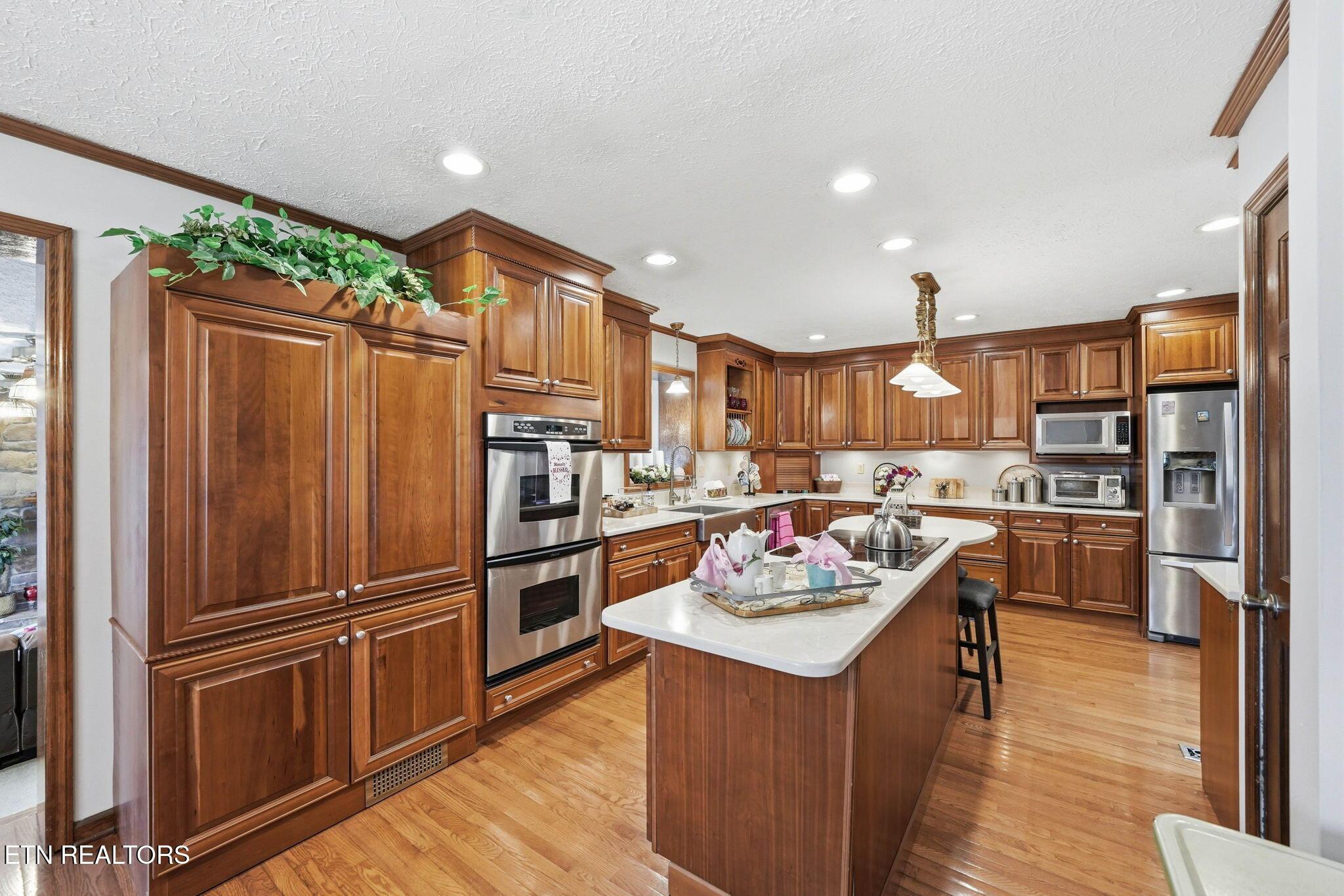 Image 2: Kitchen