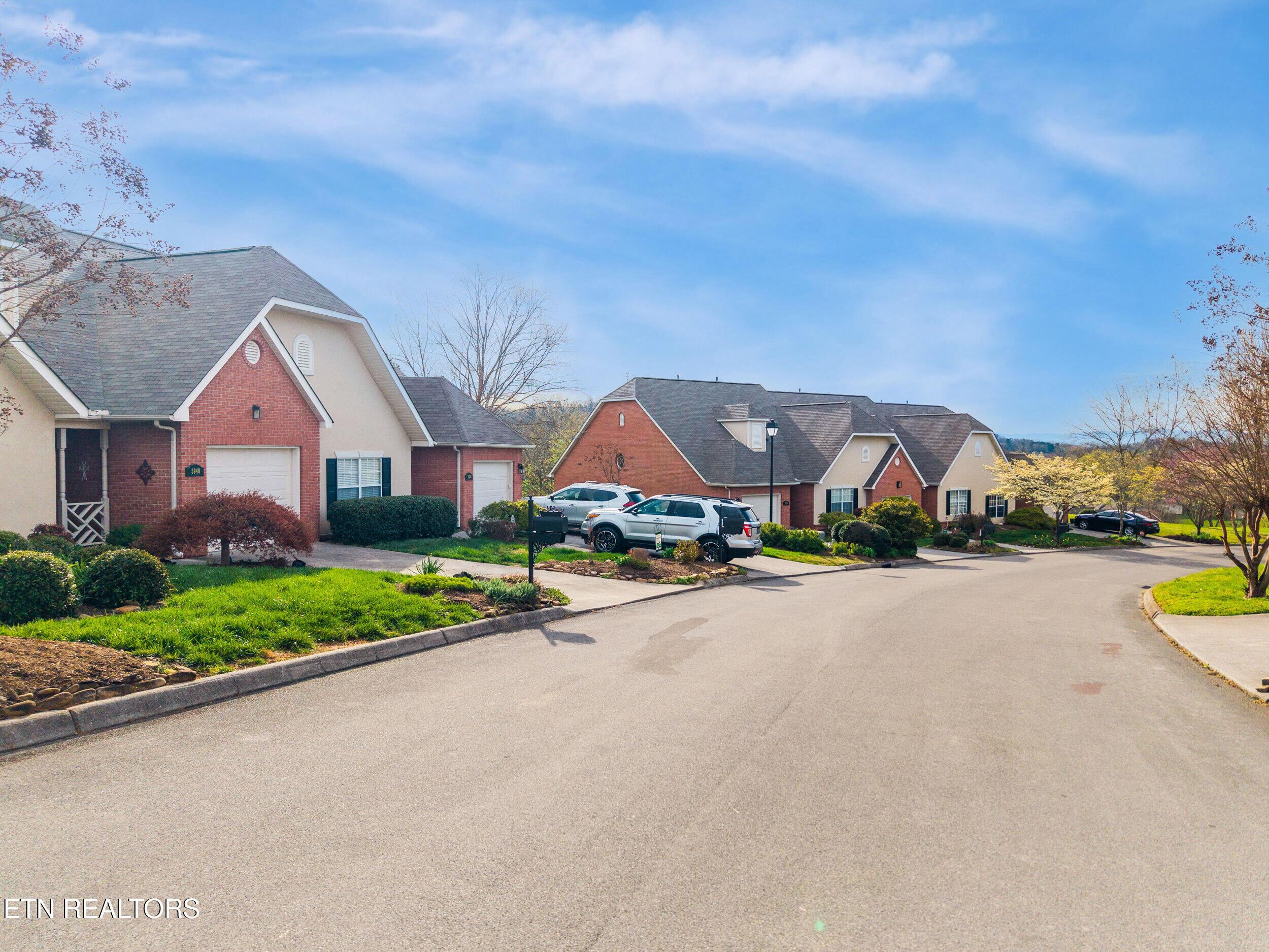 Image 4: 5940_round_hill_ln_0007