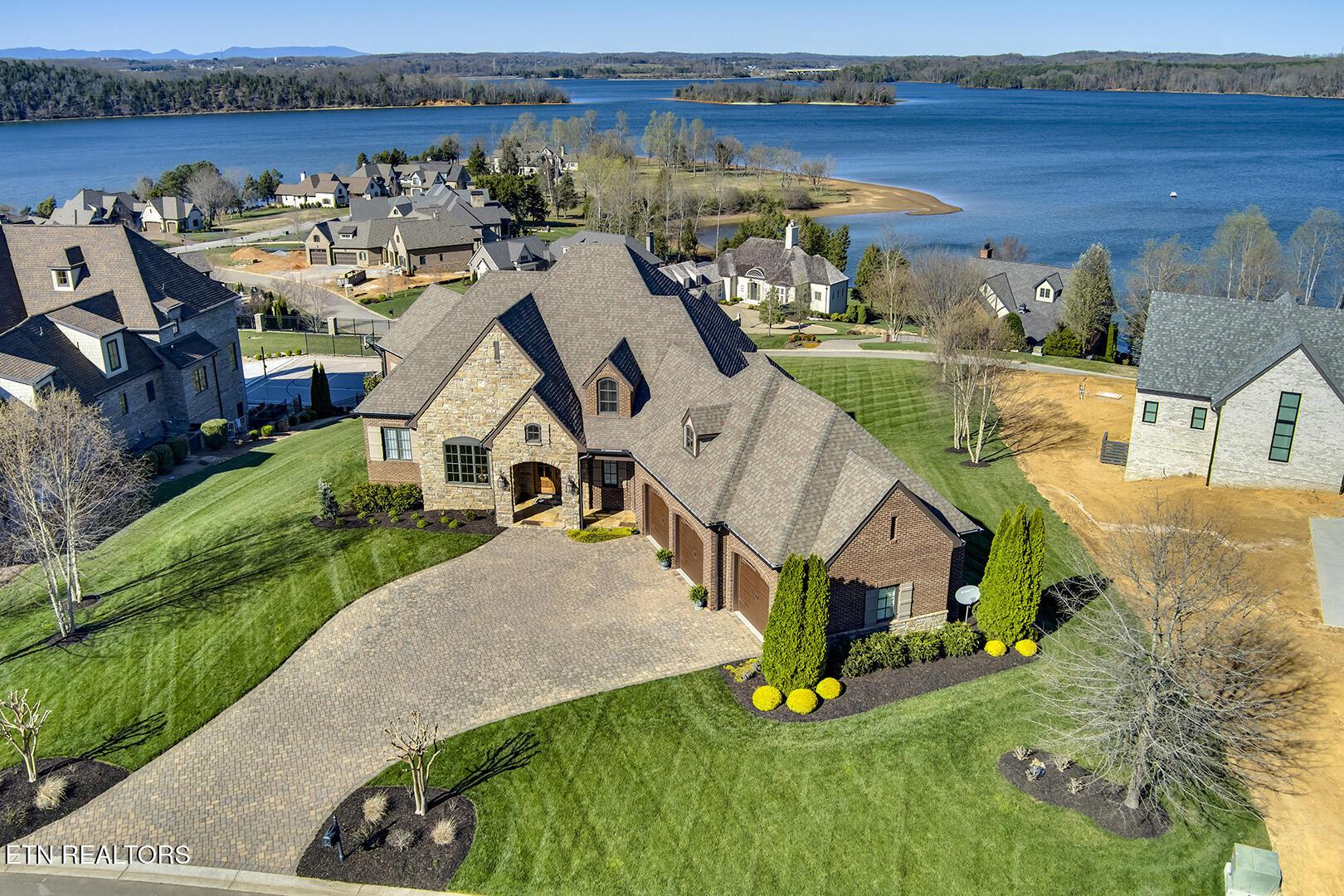 Image 2: 02_SouthernWay_629_FrontRightElevated