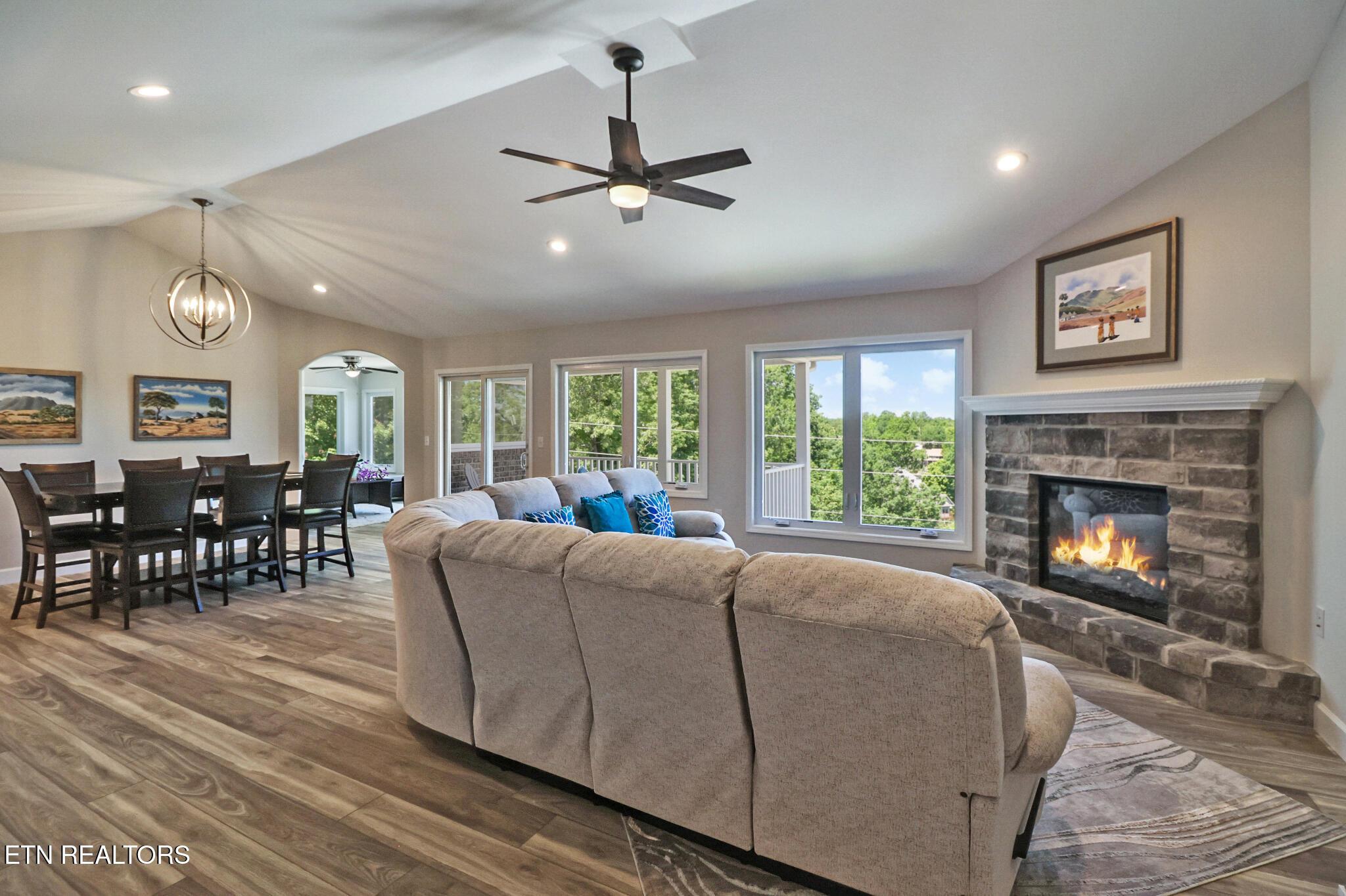 Image 2: Living area