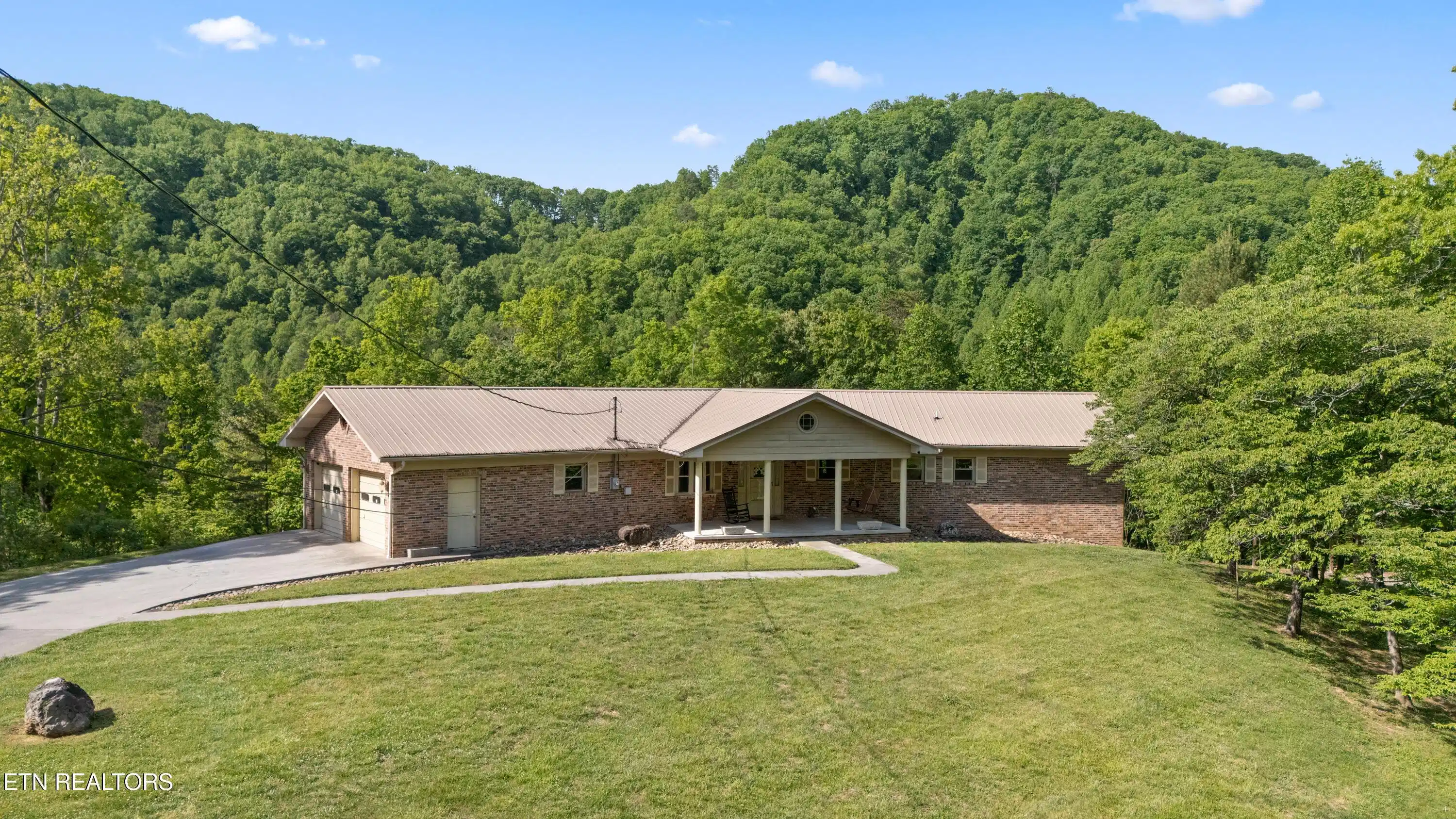 Image 1: Gorgeous home on 5+ acres