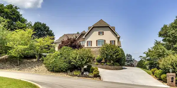 Image 3: 03_BlackHawkDrive_117_FrontStreetLevel