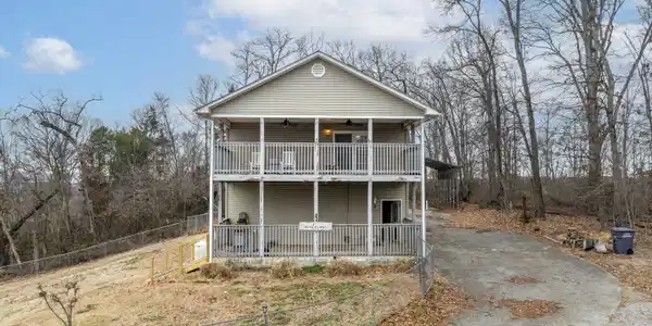 827 Pleasant View Drive