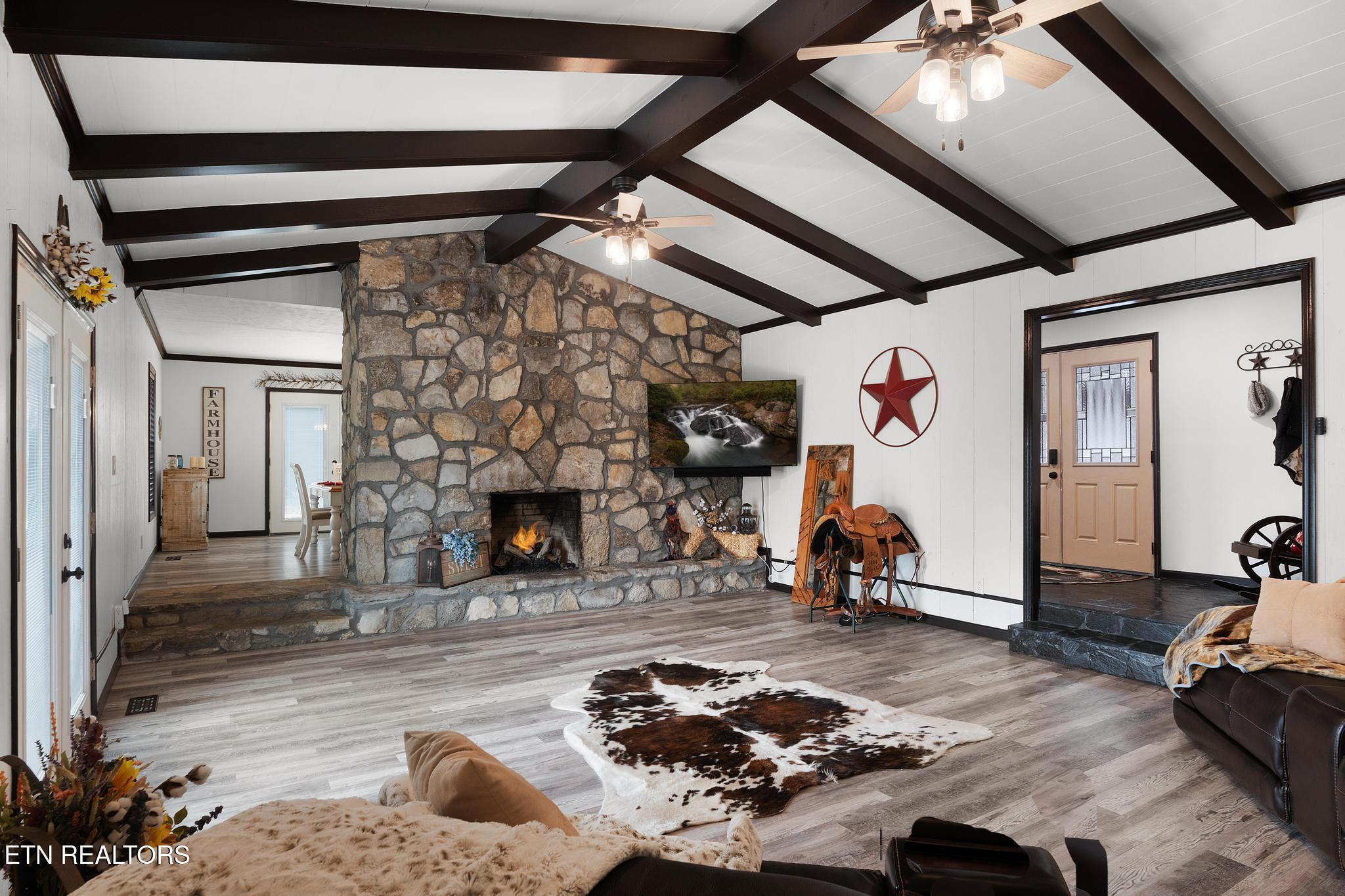Image 4: Living Room