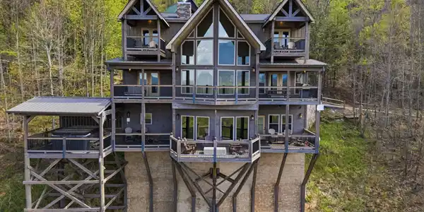 Image 4: Back of Cabin