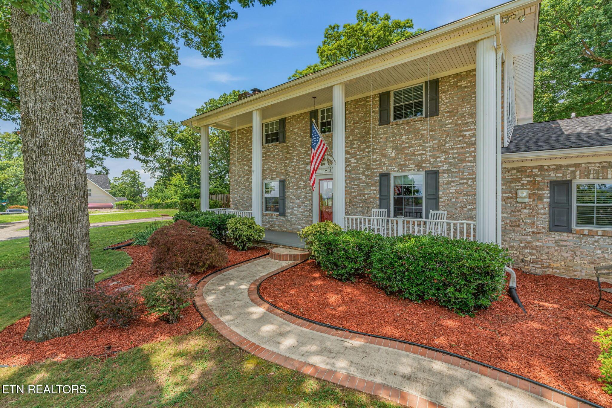 Image 4: Front Walkway