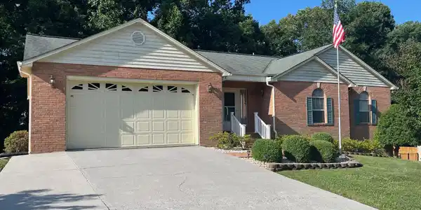 985 E Brentwood Drive