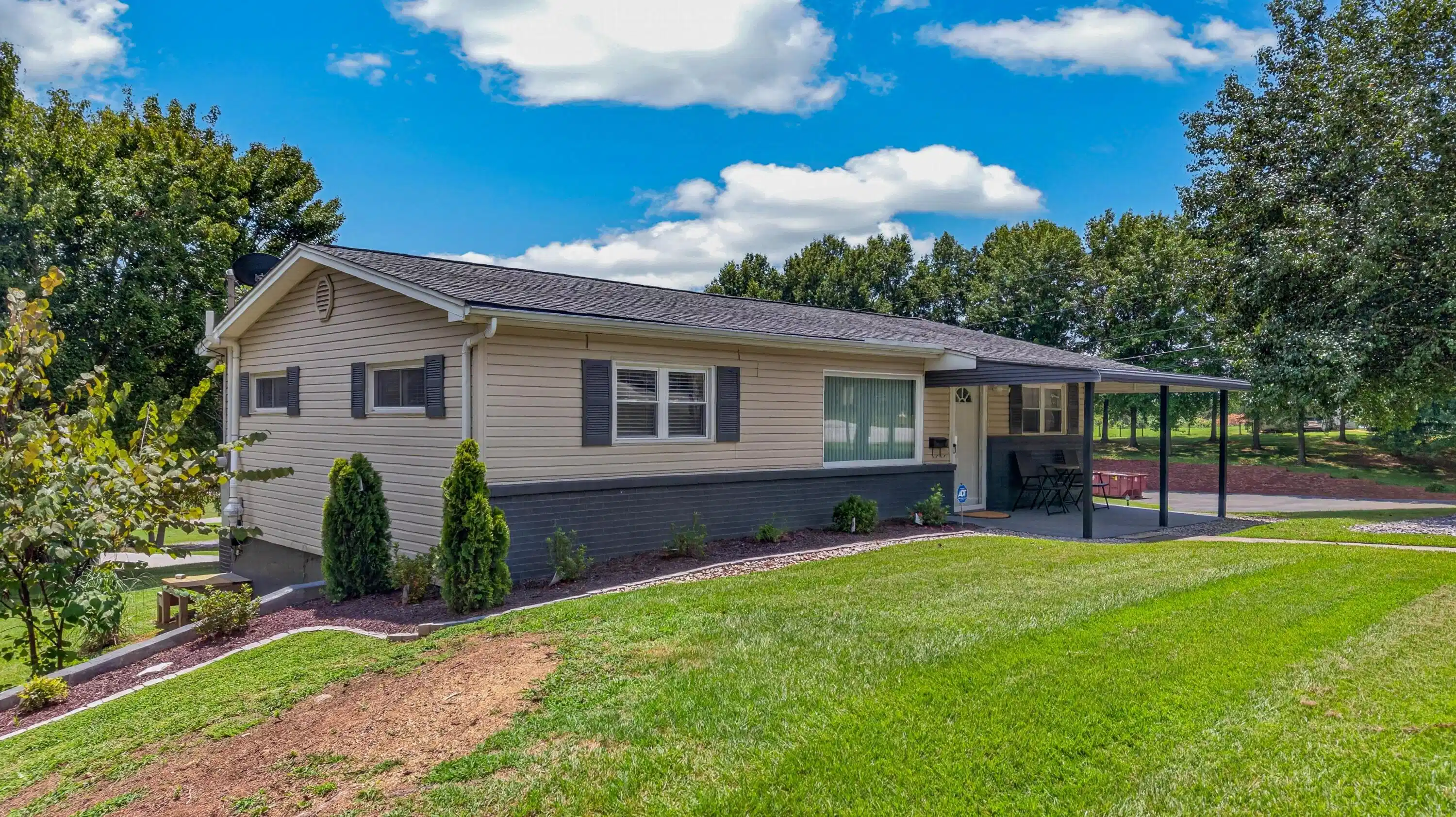 Image 1: 026-903EastCrossRoad-Dandridge-TN-37725-