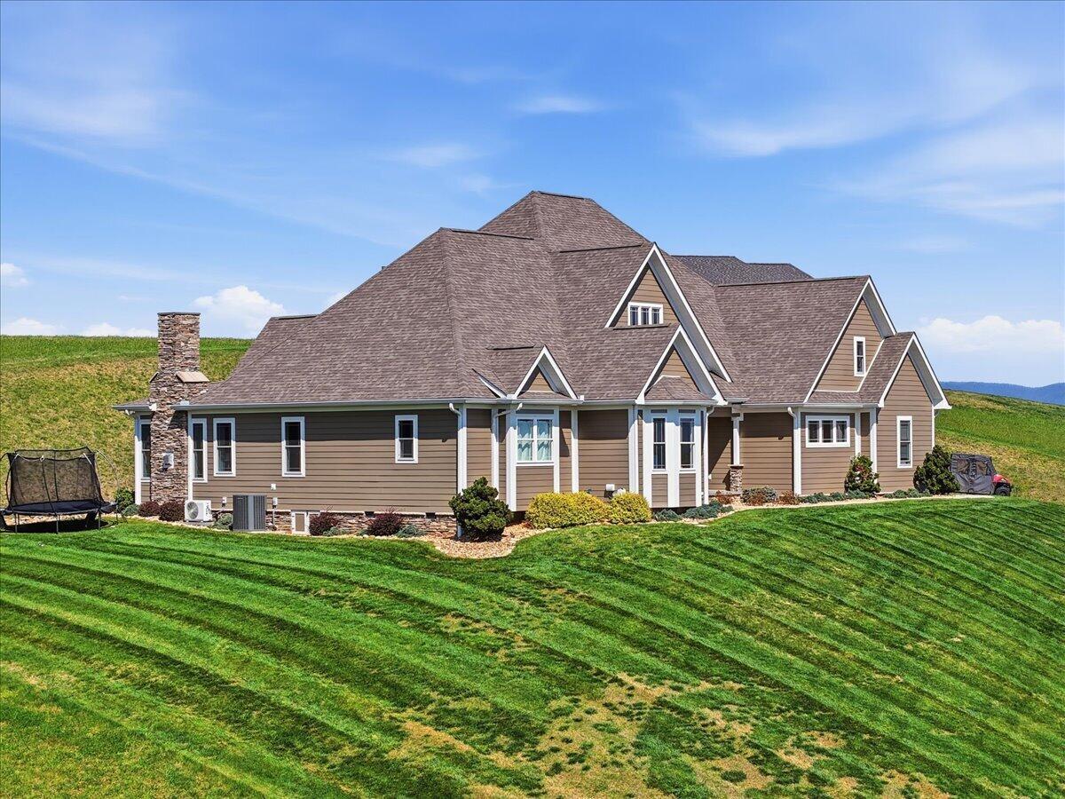 Image 4: 04-2233_Windswept_Way_002