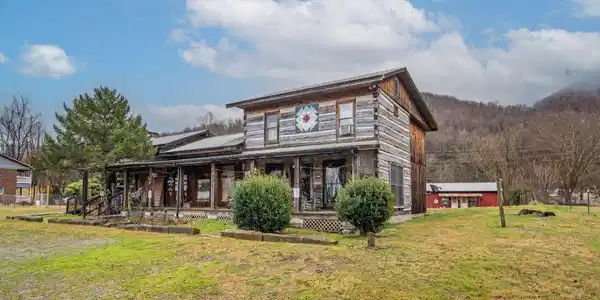 3892 Cosby Highway