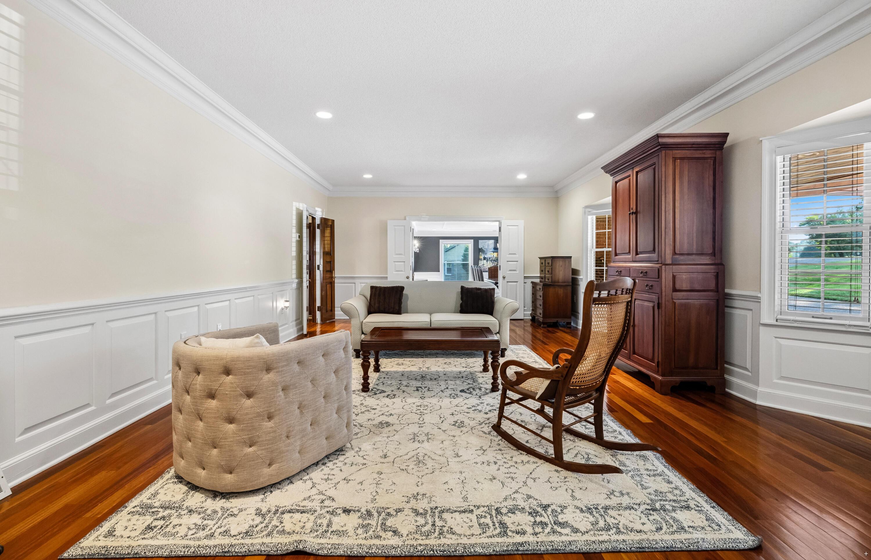 Image 3: Living Room