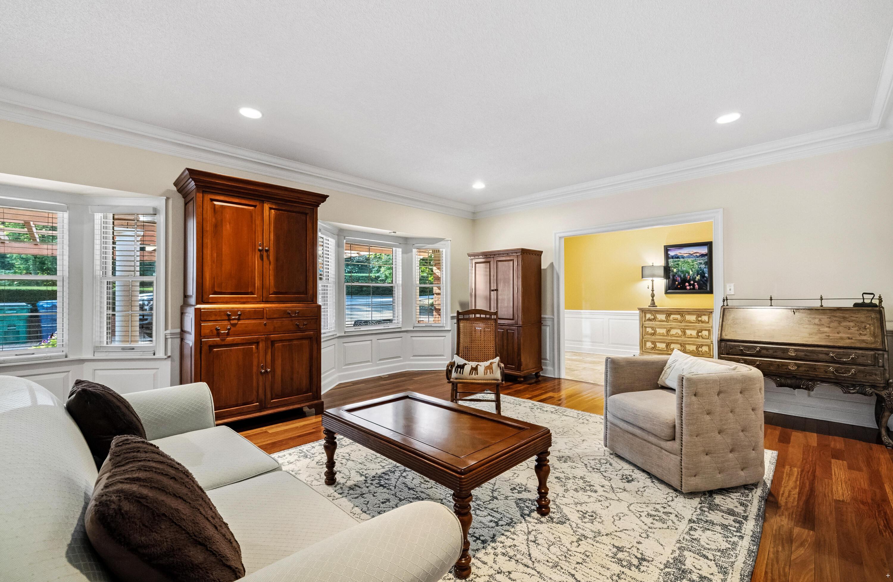 Image 4: Living Room