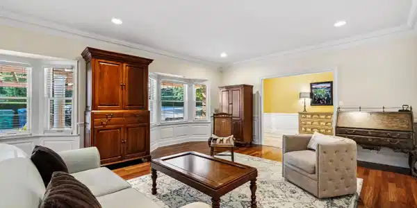 Image 4: Living Room