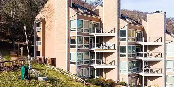 913 DIAMOND HILL CONDOS