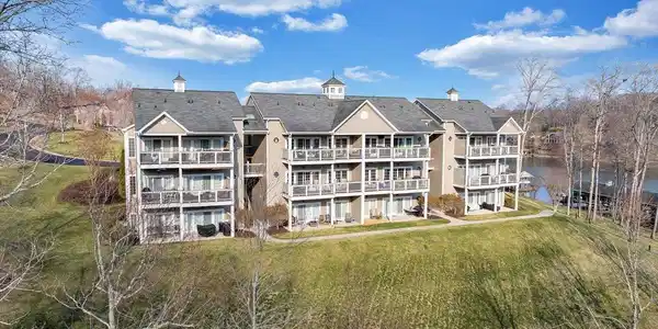 300 South Pointe Shore