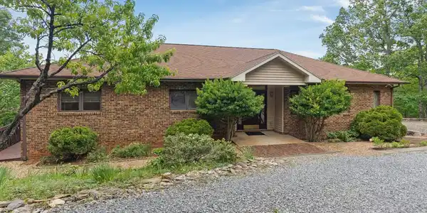 885 Cresthill