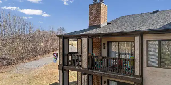 208 Manor