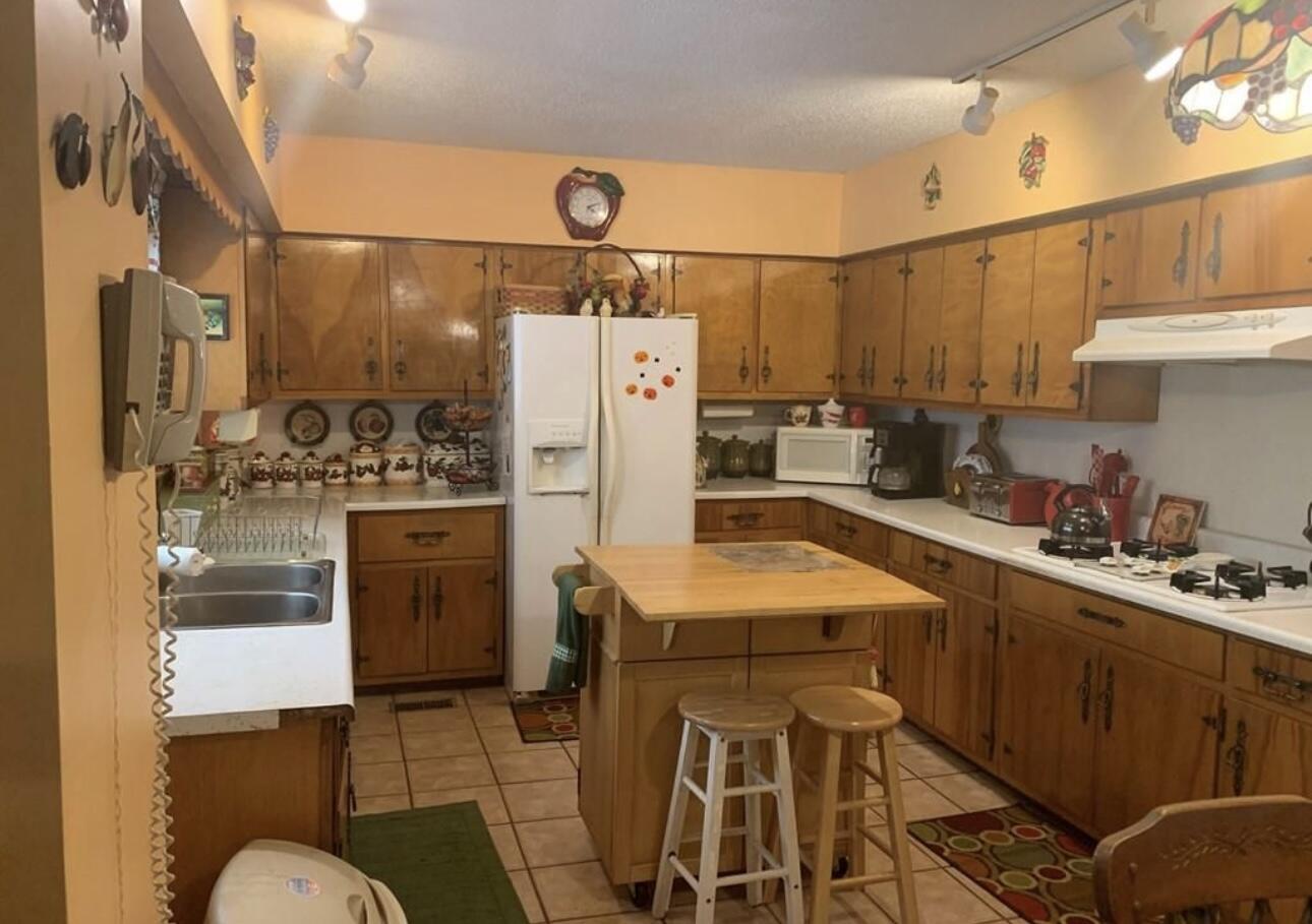 Image 4: Kitchen