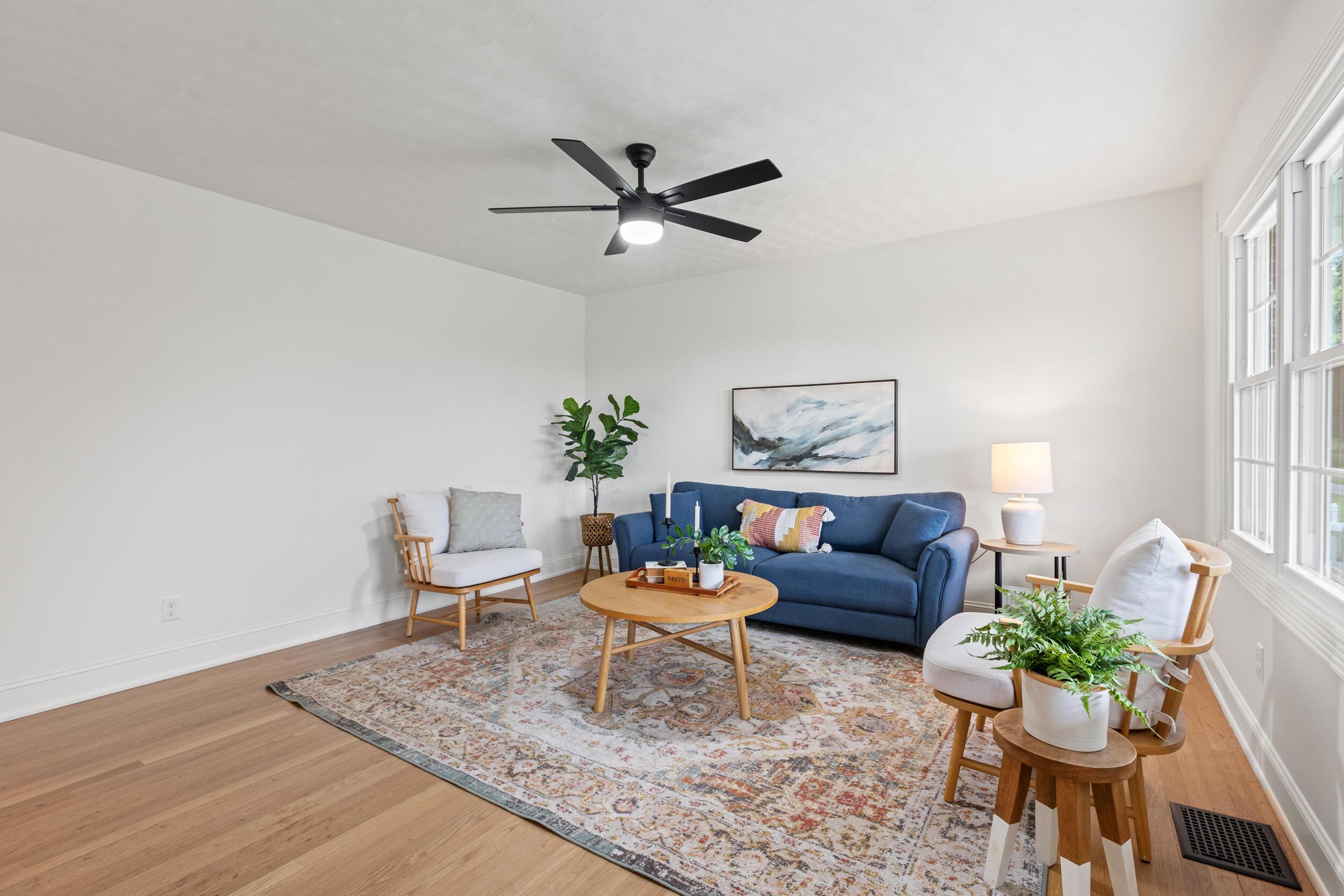 Image 4: Living Room 2