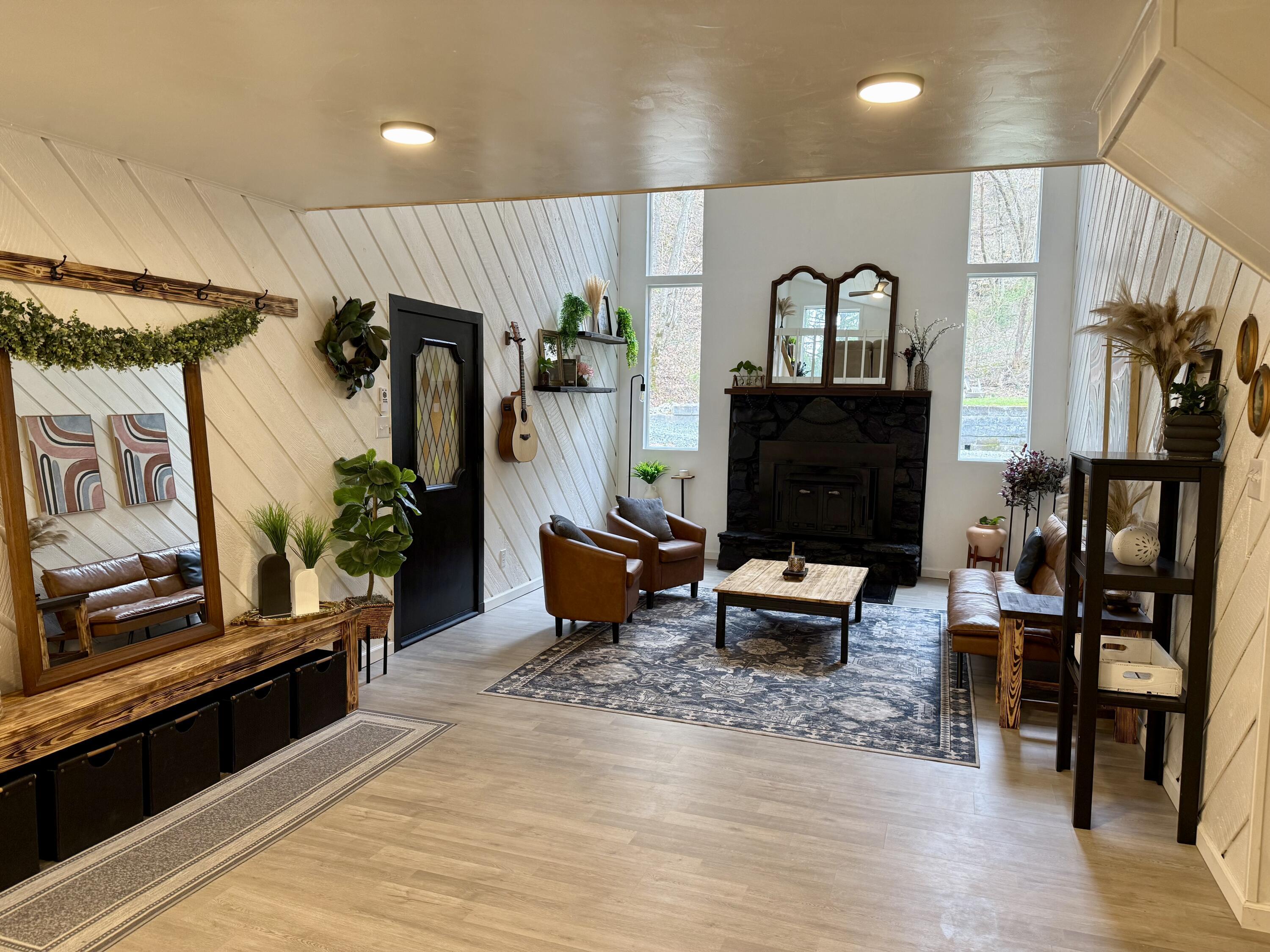 Image 3: Entry / Living Room