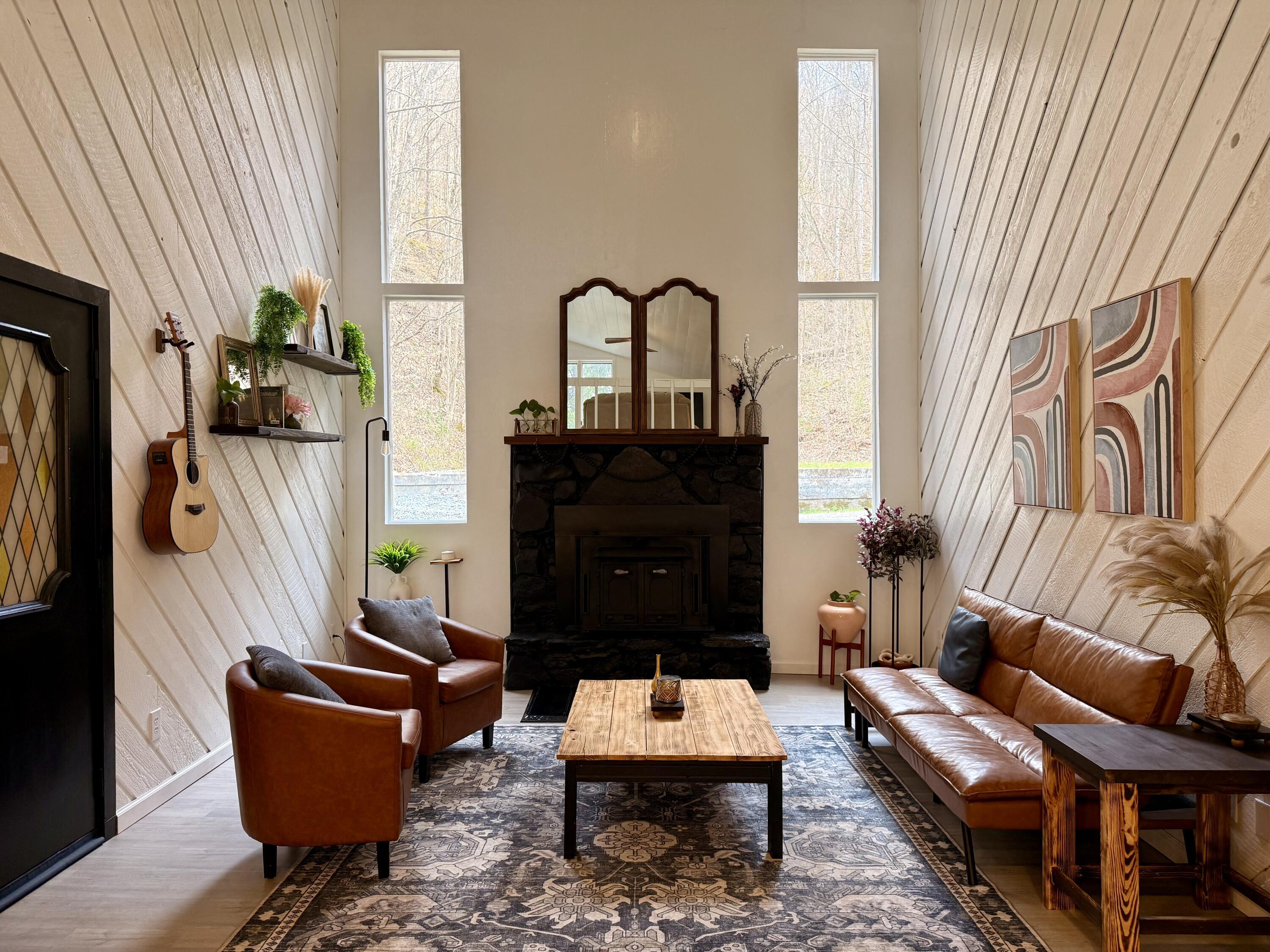 Image 4: Living Room
