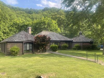 859 Woodland Hills