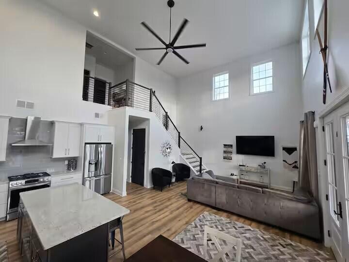 Image 3: Living Room 2j