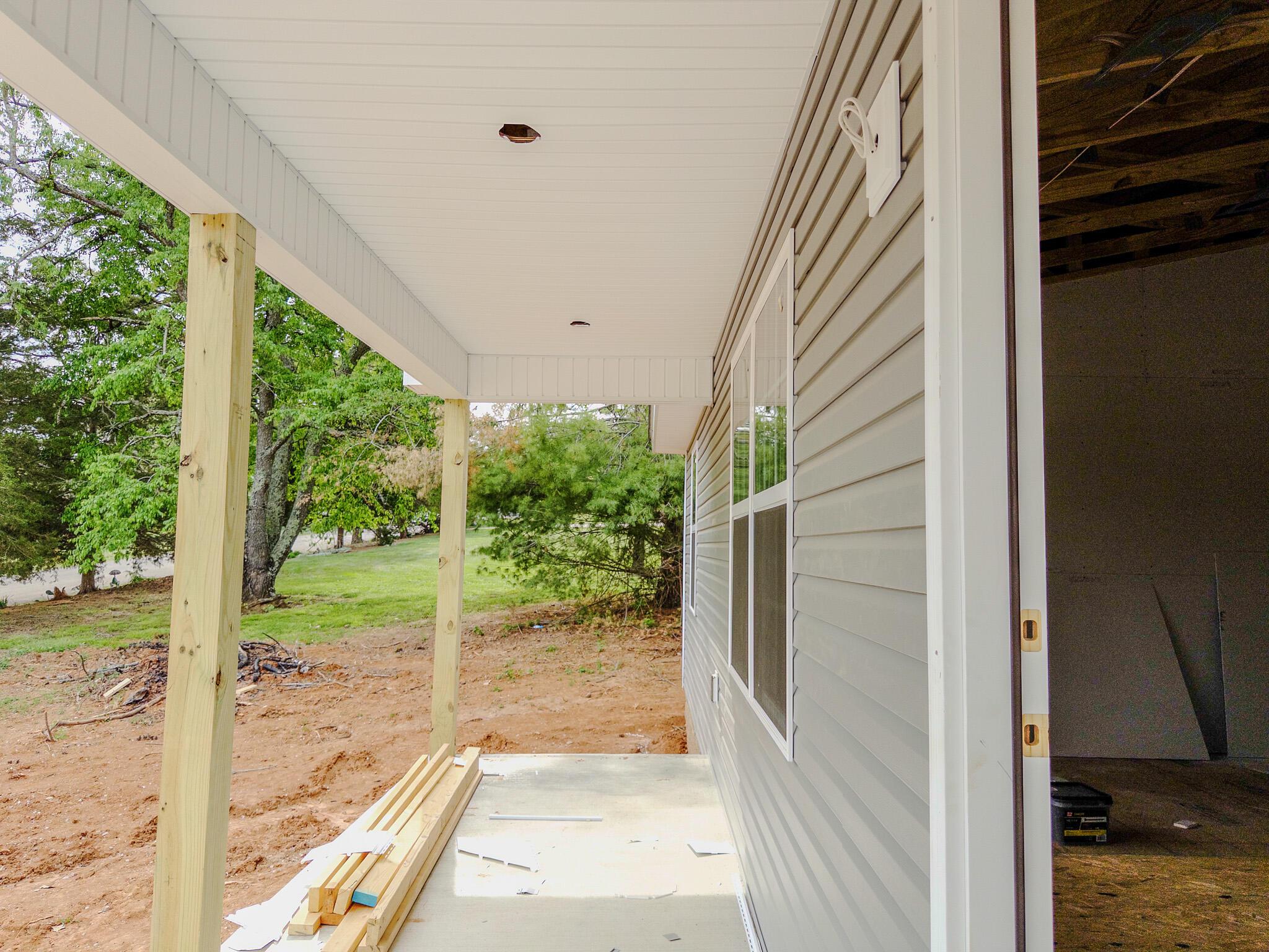 Image 4: Porch Right 2