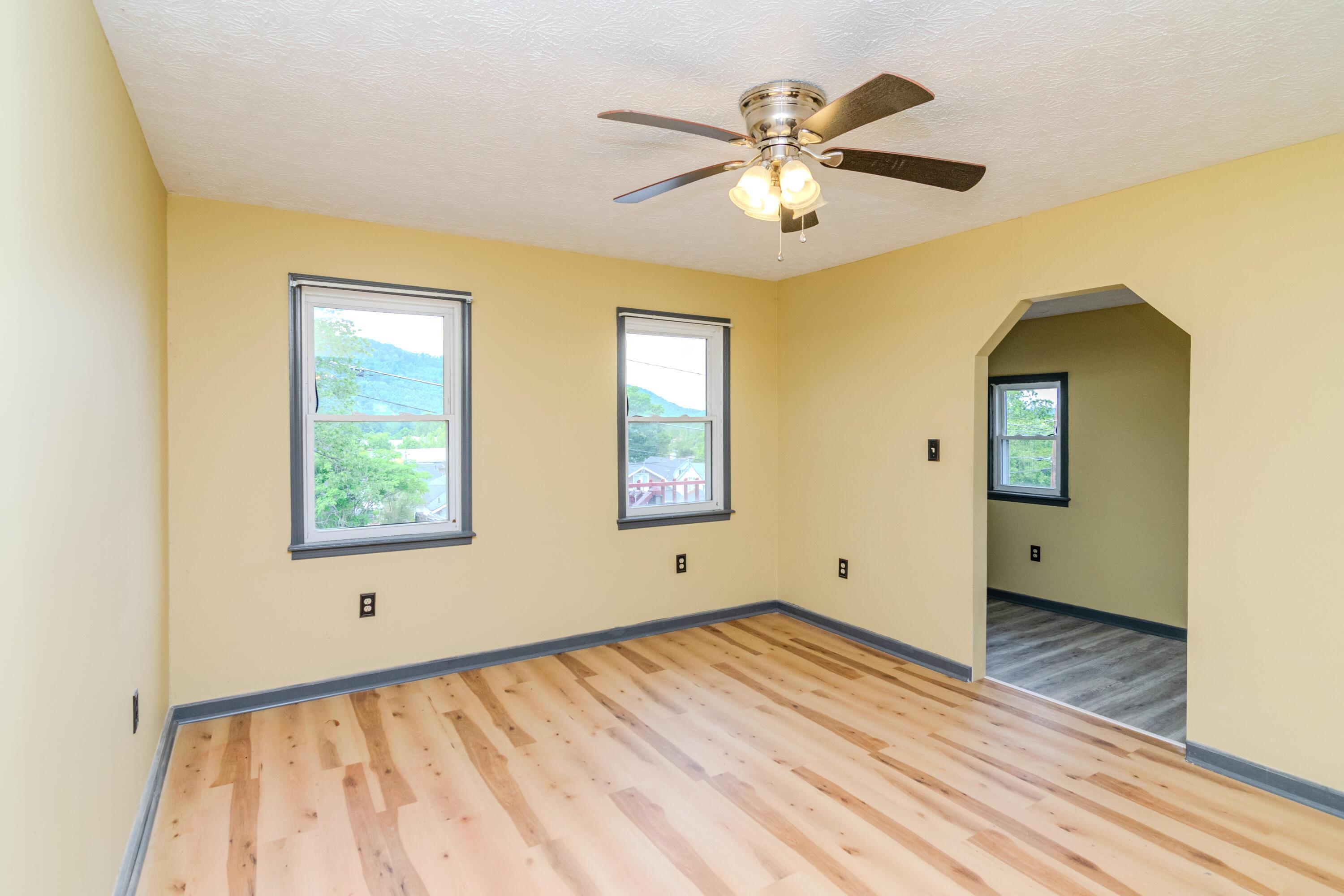 Image 3: 707Poplar-0072