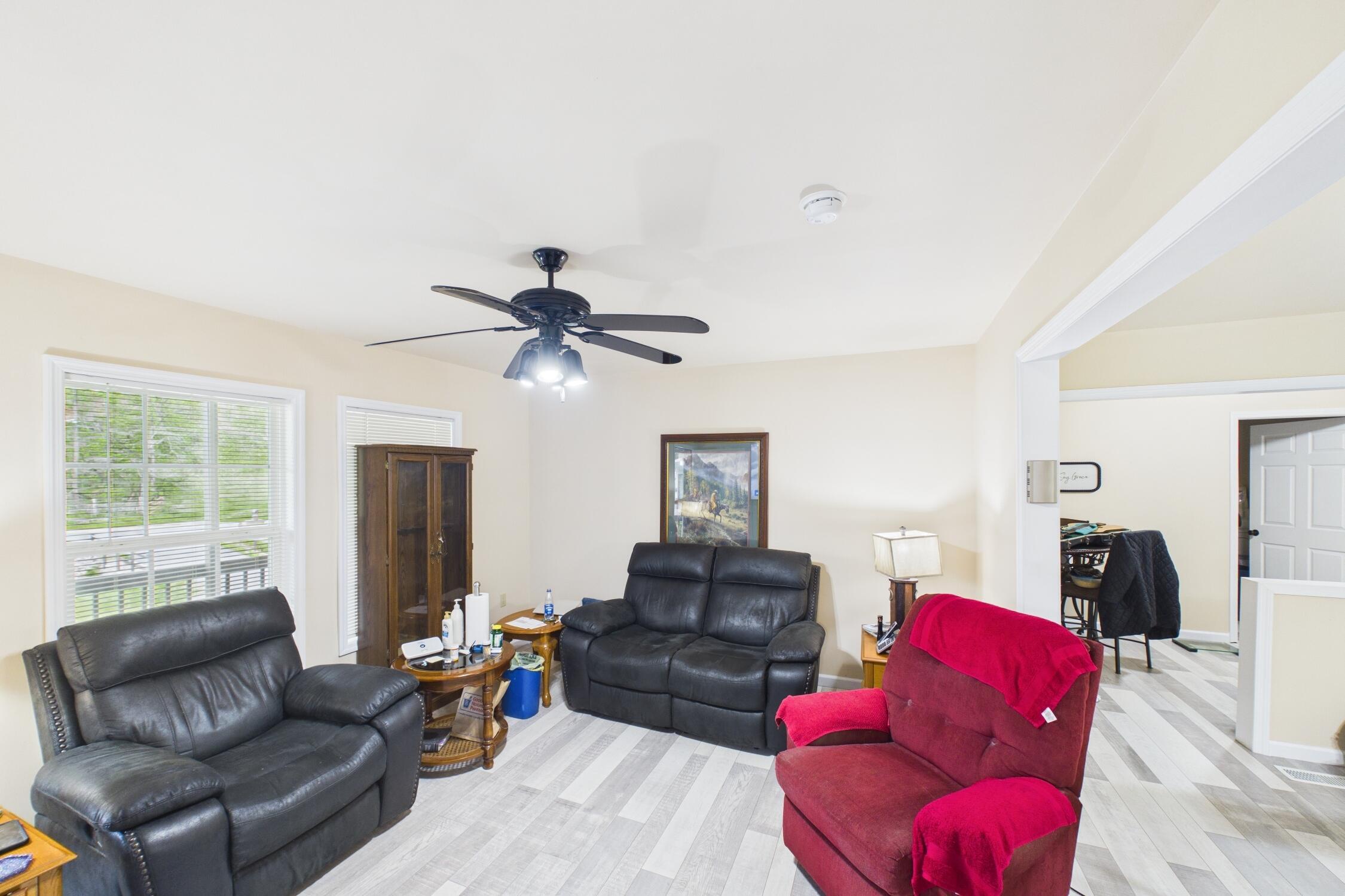 Image 3: livingroom