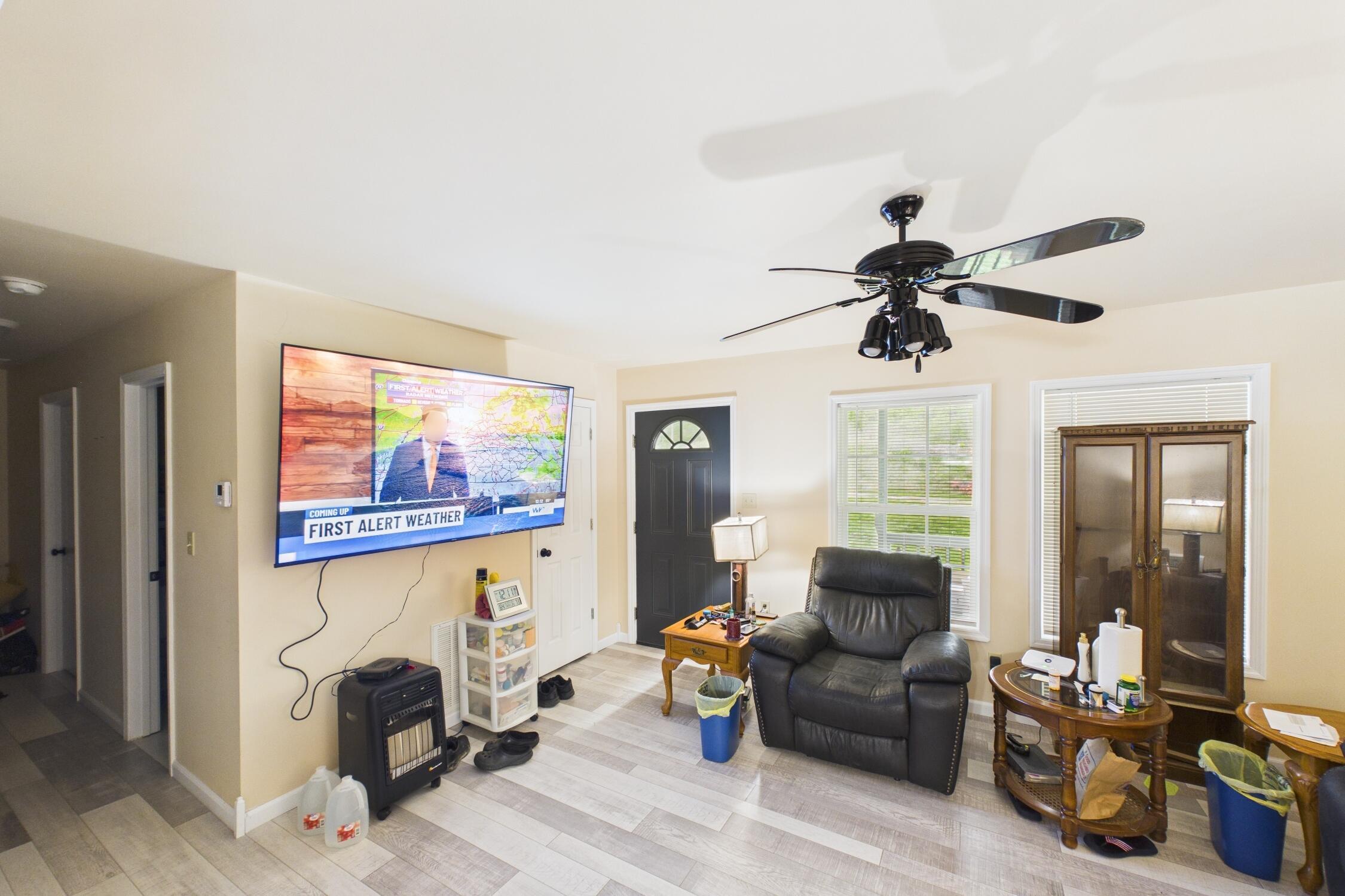 Image 4: living room