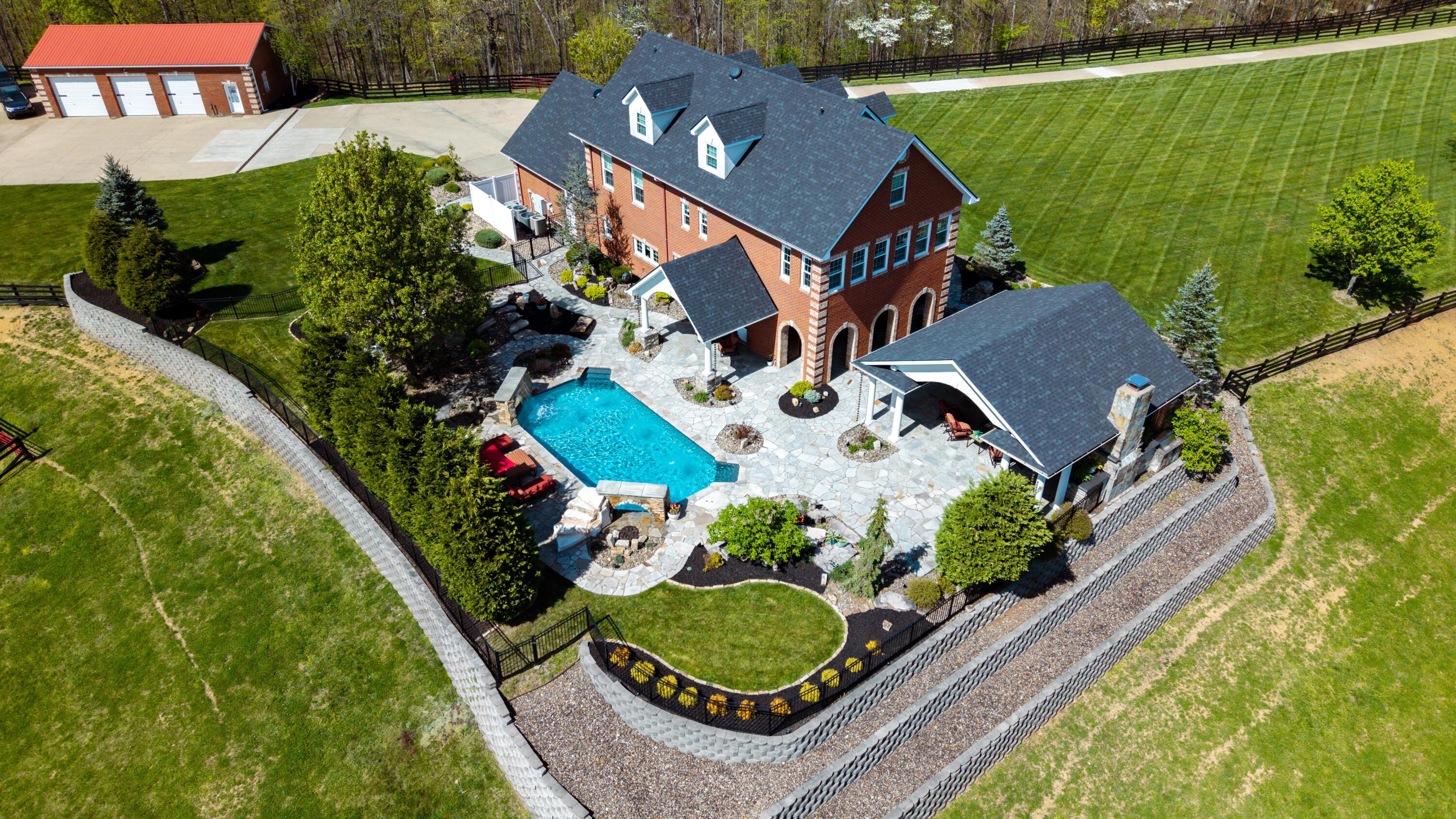 Image 4: Pool and outdoor gourmet kitchen
