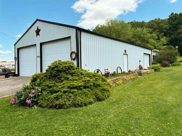 Image 3: Garage