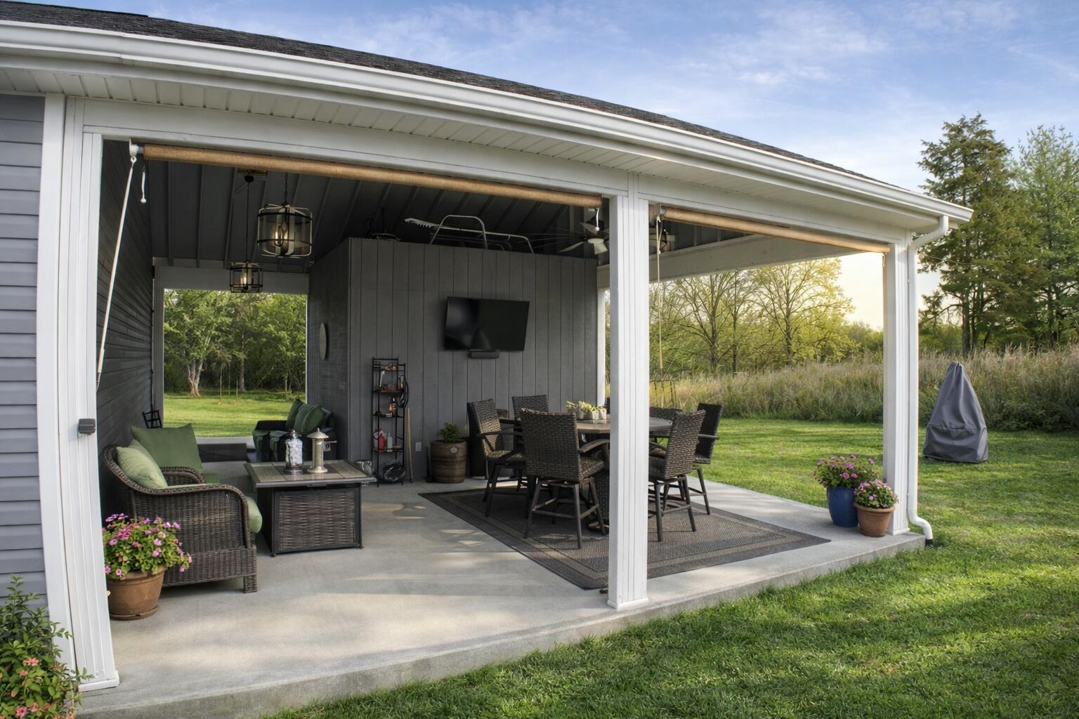 Image 3: Outdoor living!