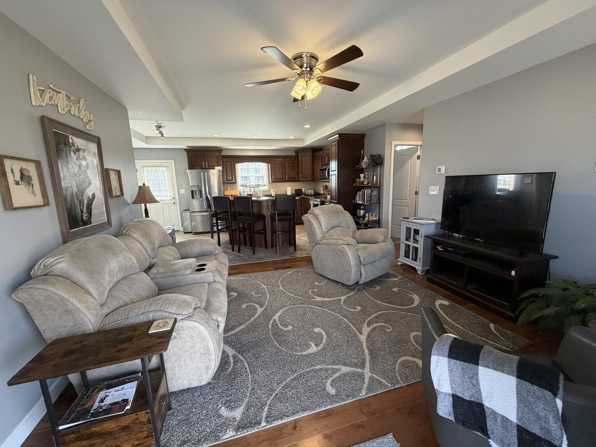 Image 4: Living room!