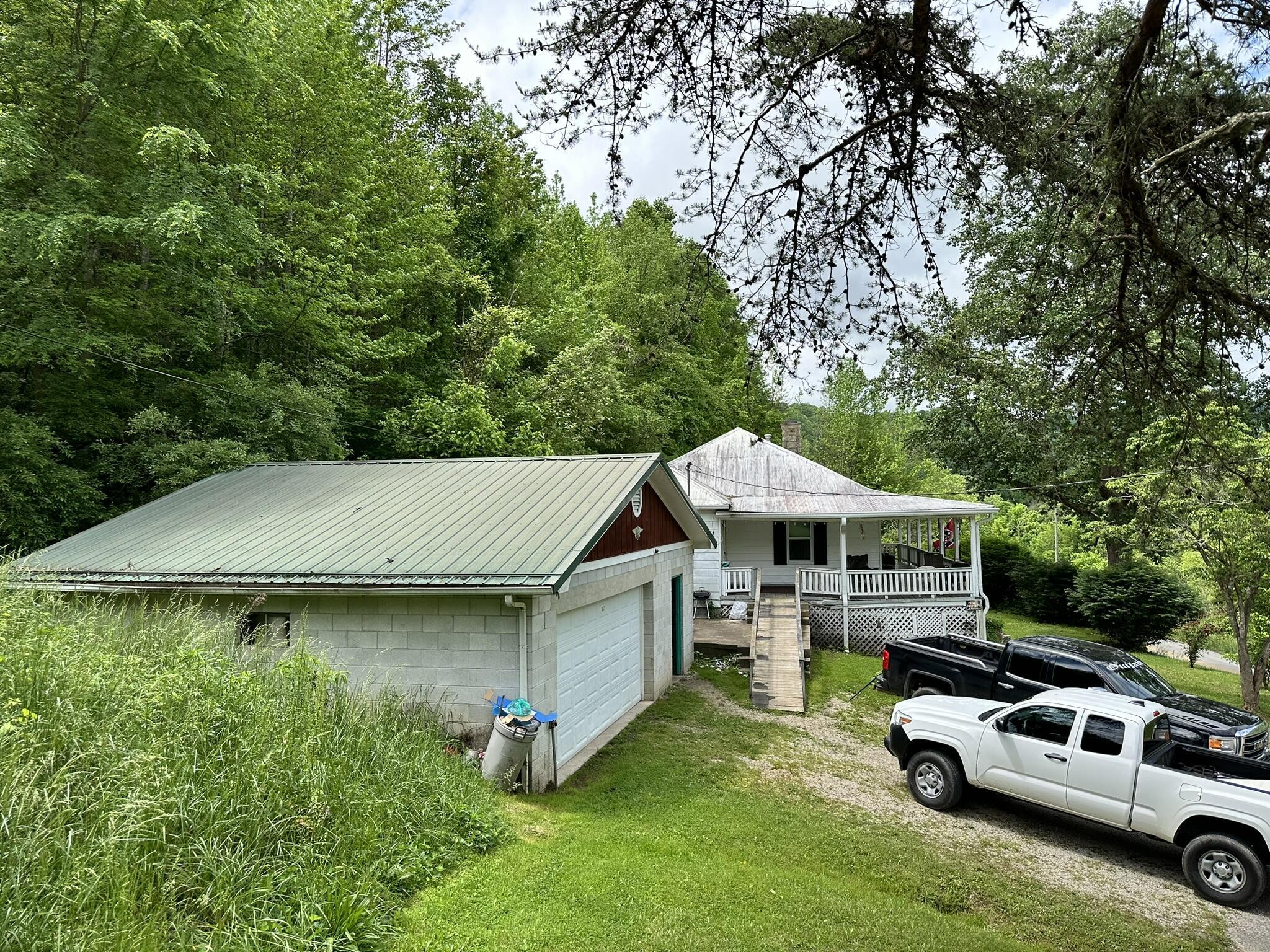 Image 2: 4662 Canoe Rd!