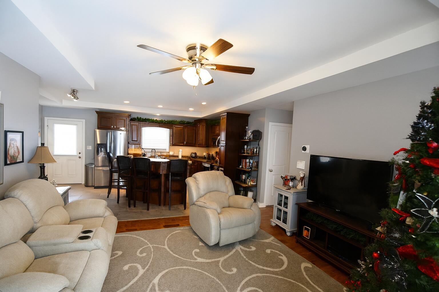 Image 3: Living room!