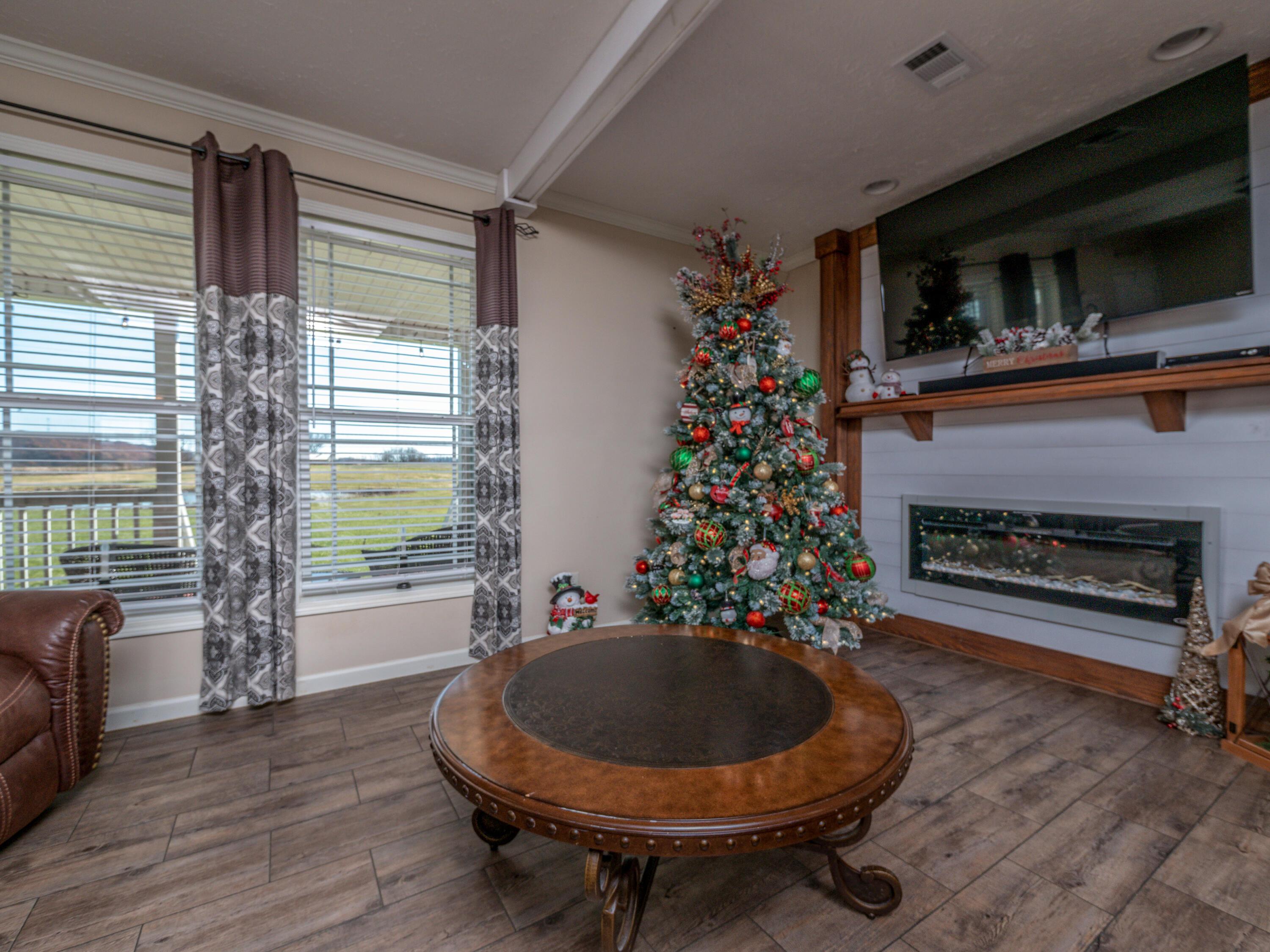 Image 4: PTH11900-Edit