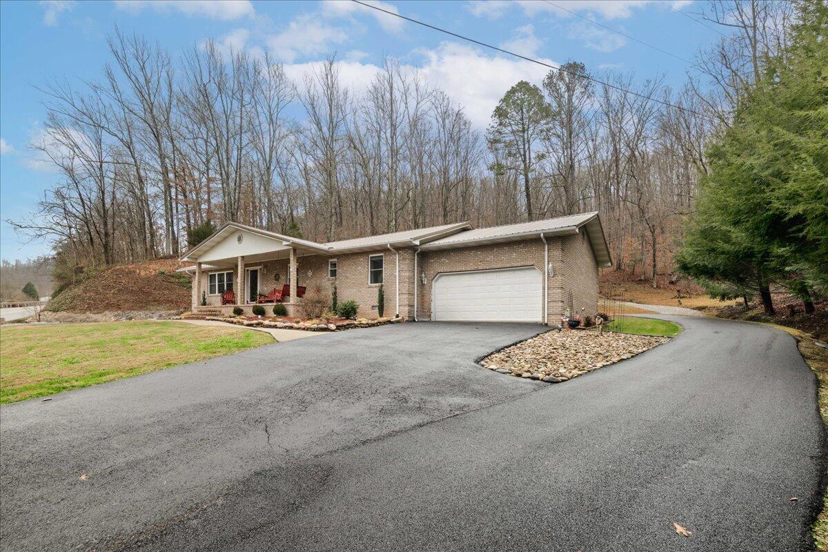 Image 4: 04-Exterior Front