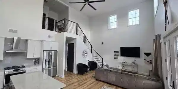 Image 3: Living Room 2j
