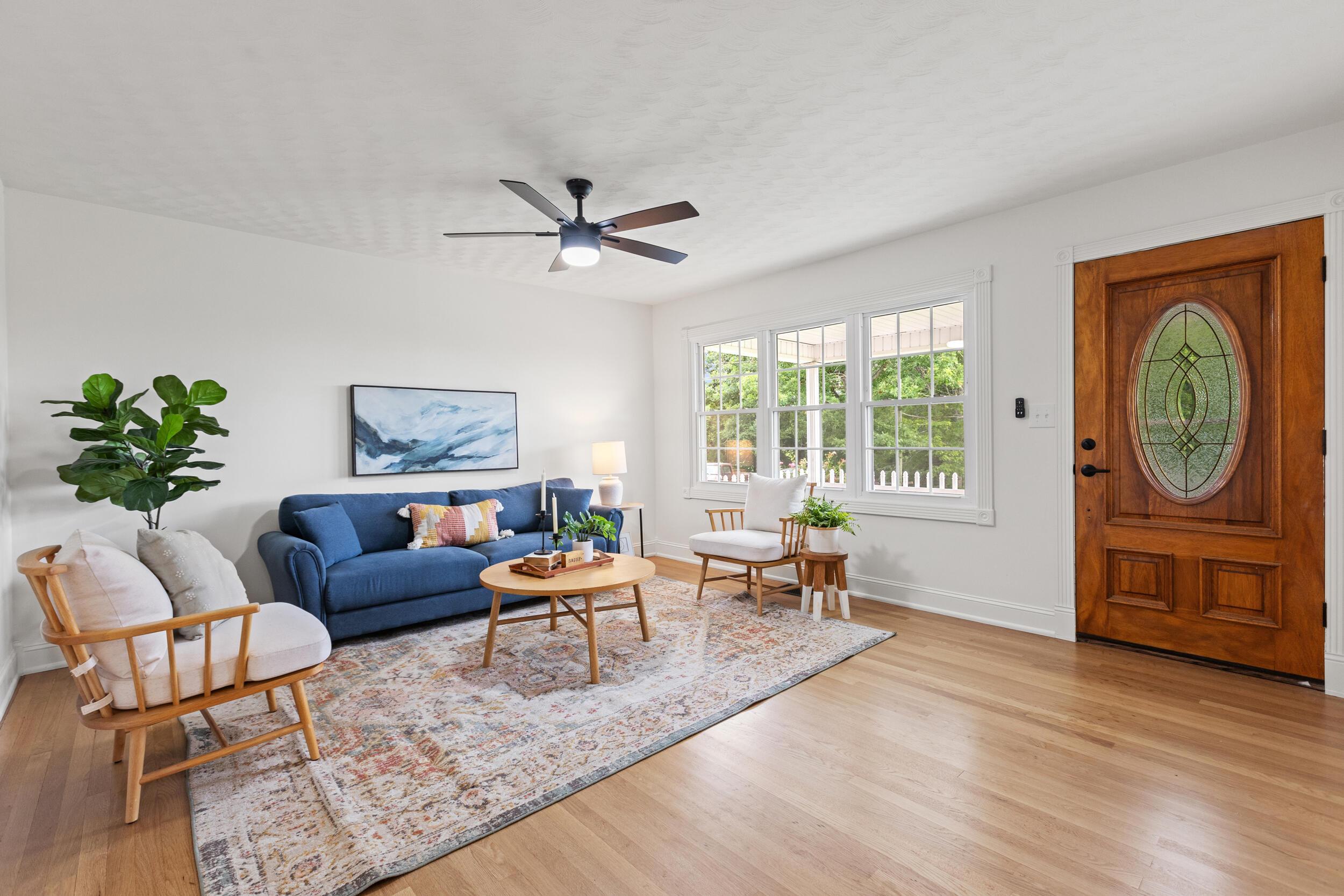 Image 4: Living Room