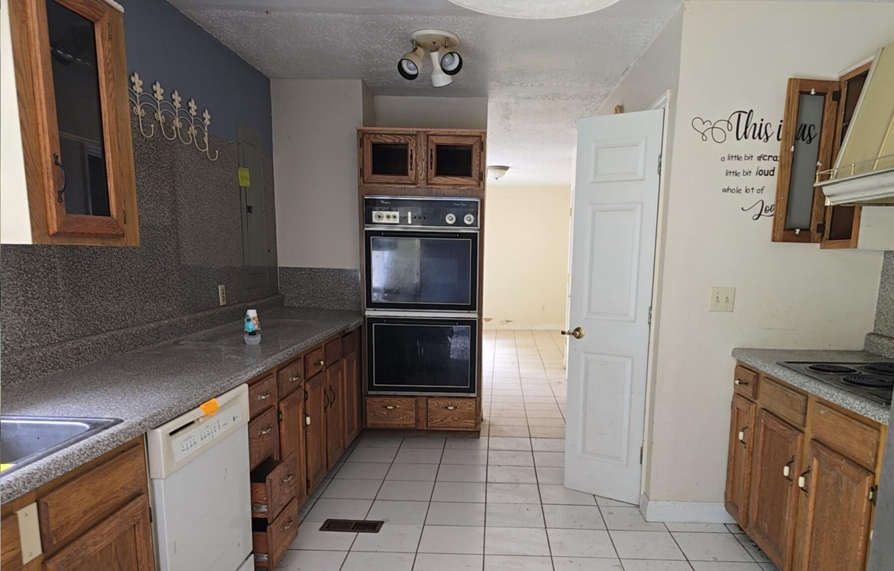 Image 4: Kitchen