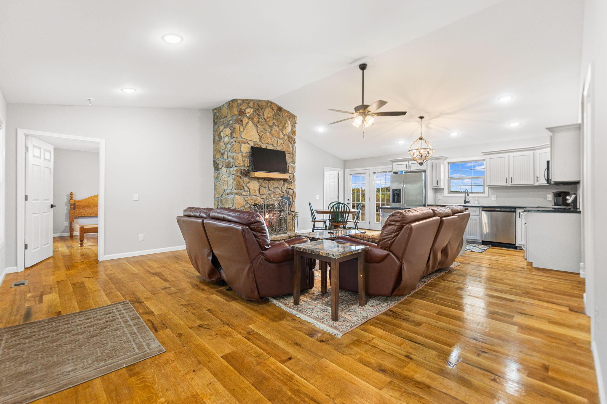 Image 4: 15-web-or-mls-118A0633