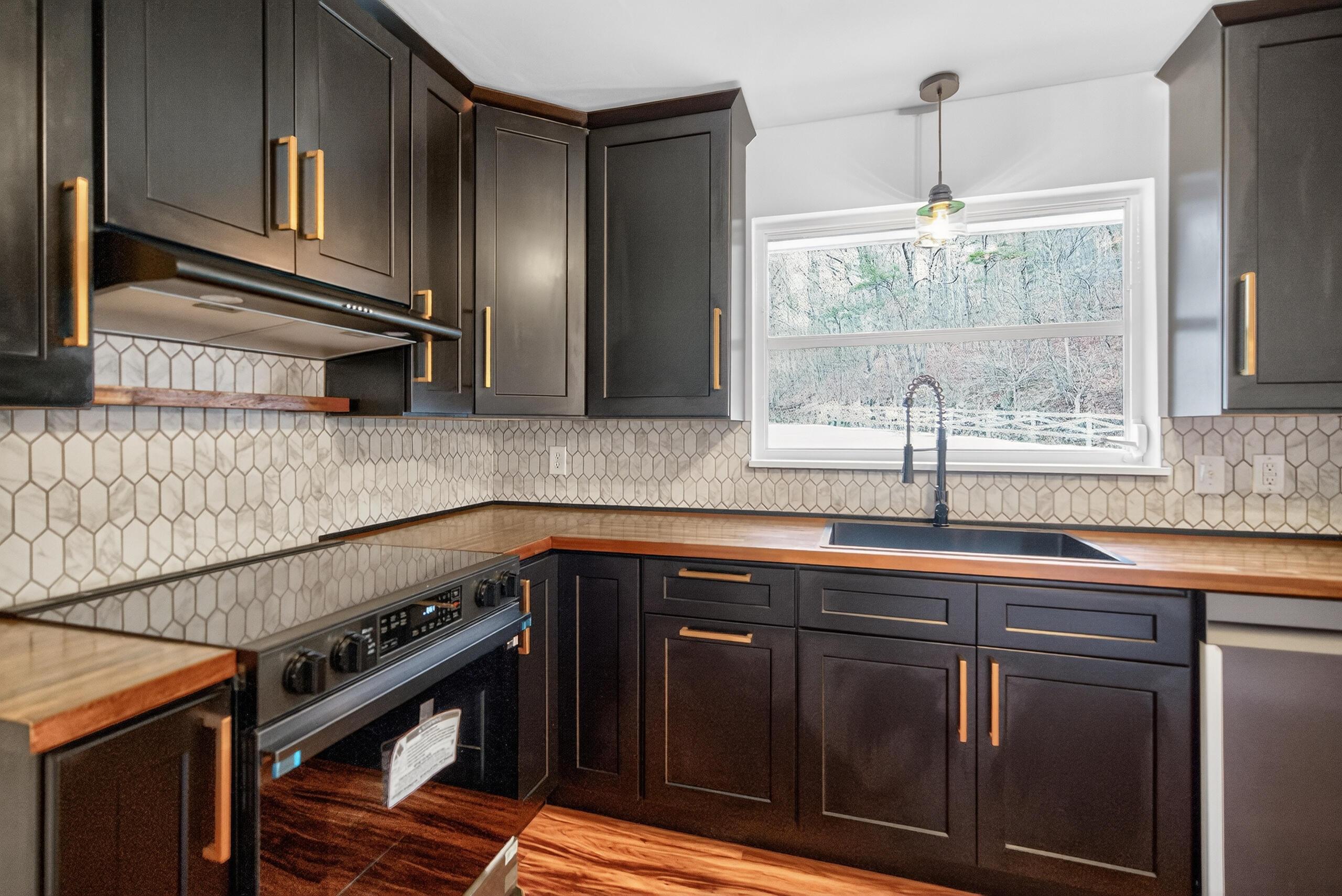 Image 2: 8075highway638_17