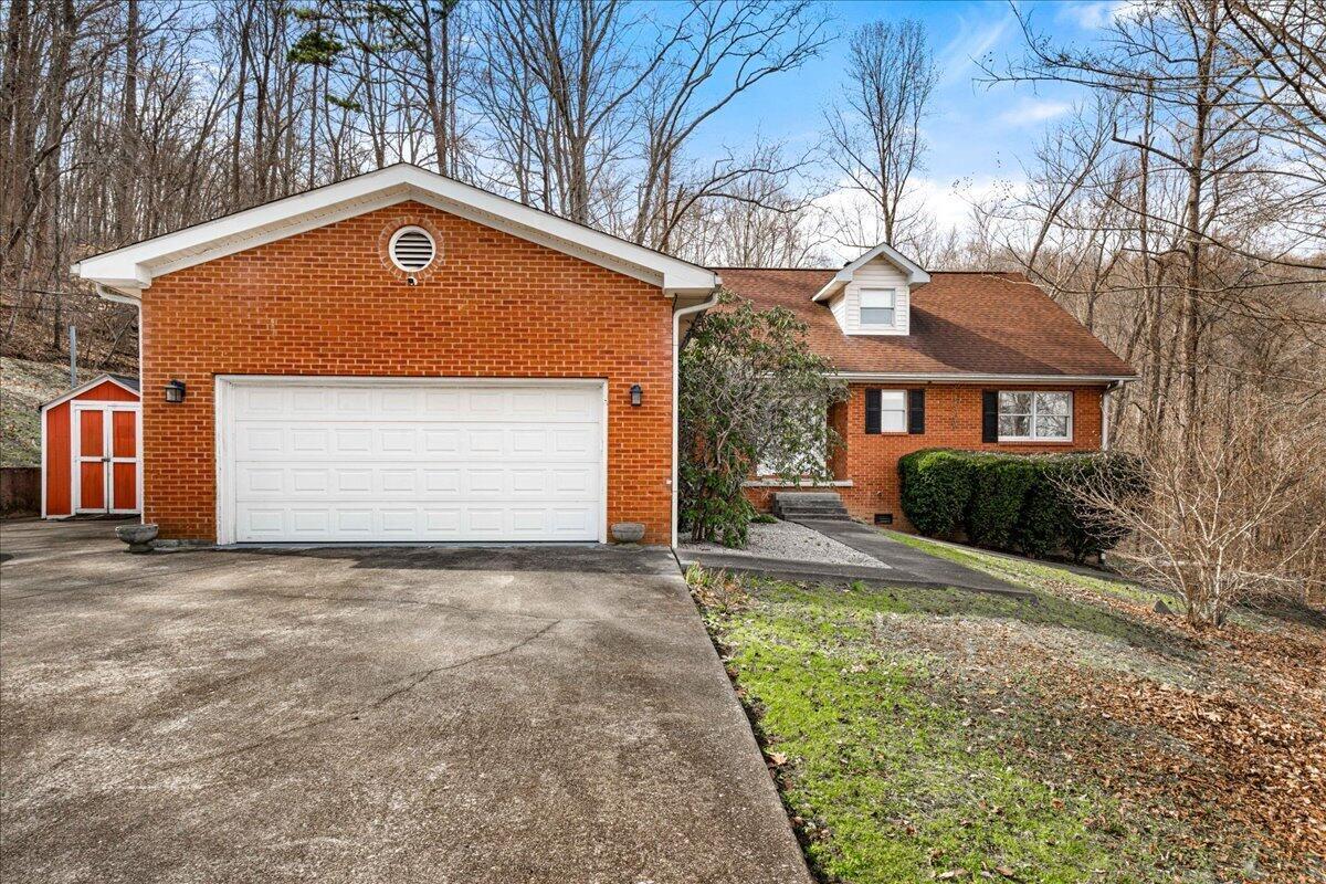 Image 3: 04-Exterior Front