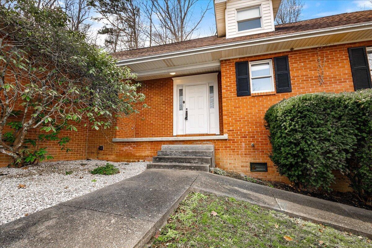 Image 4: 07-Front Porch