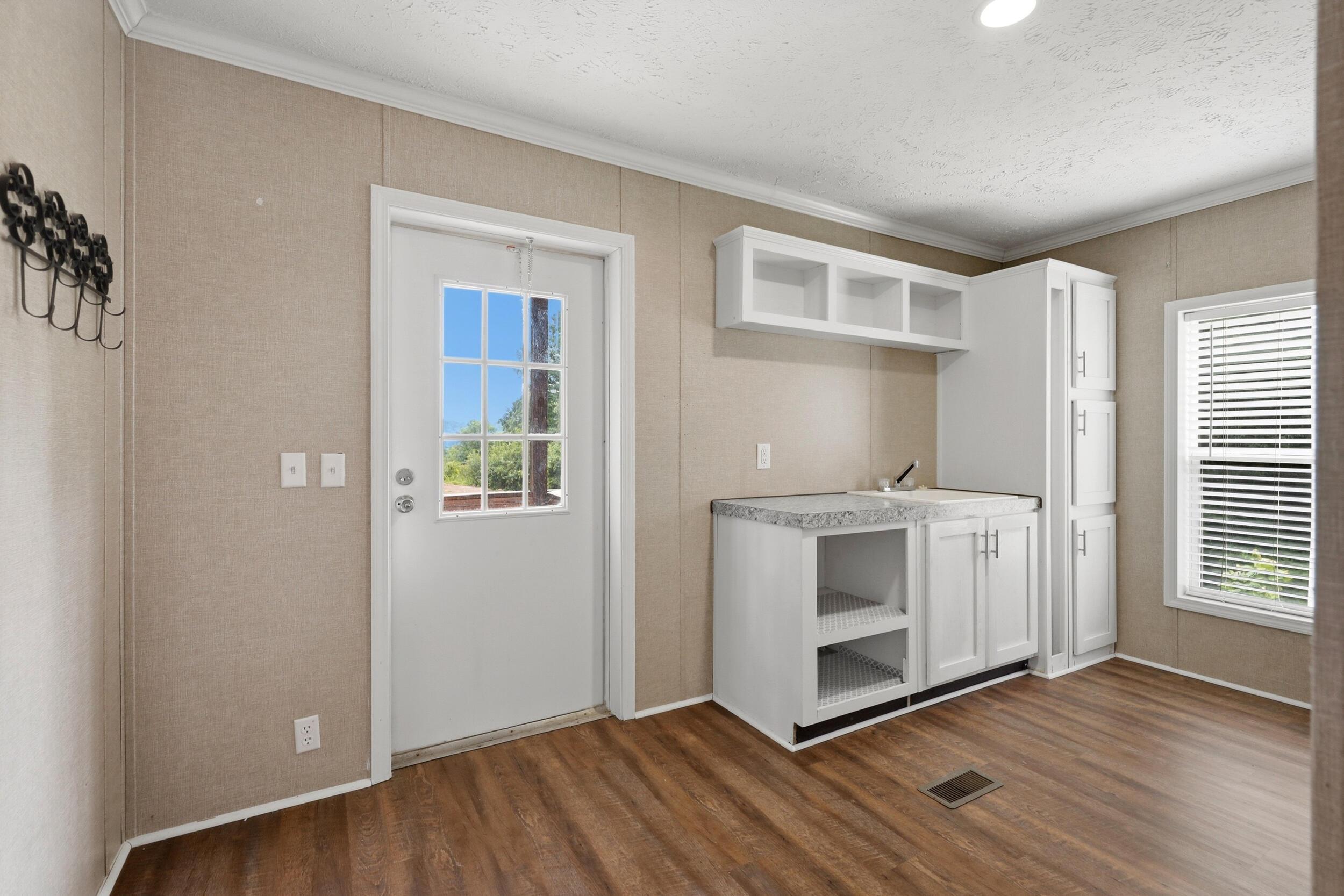 Image 4: Mud room