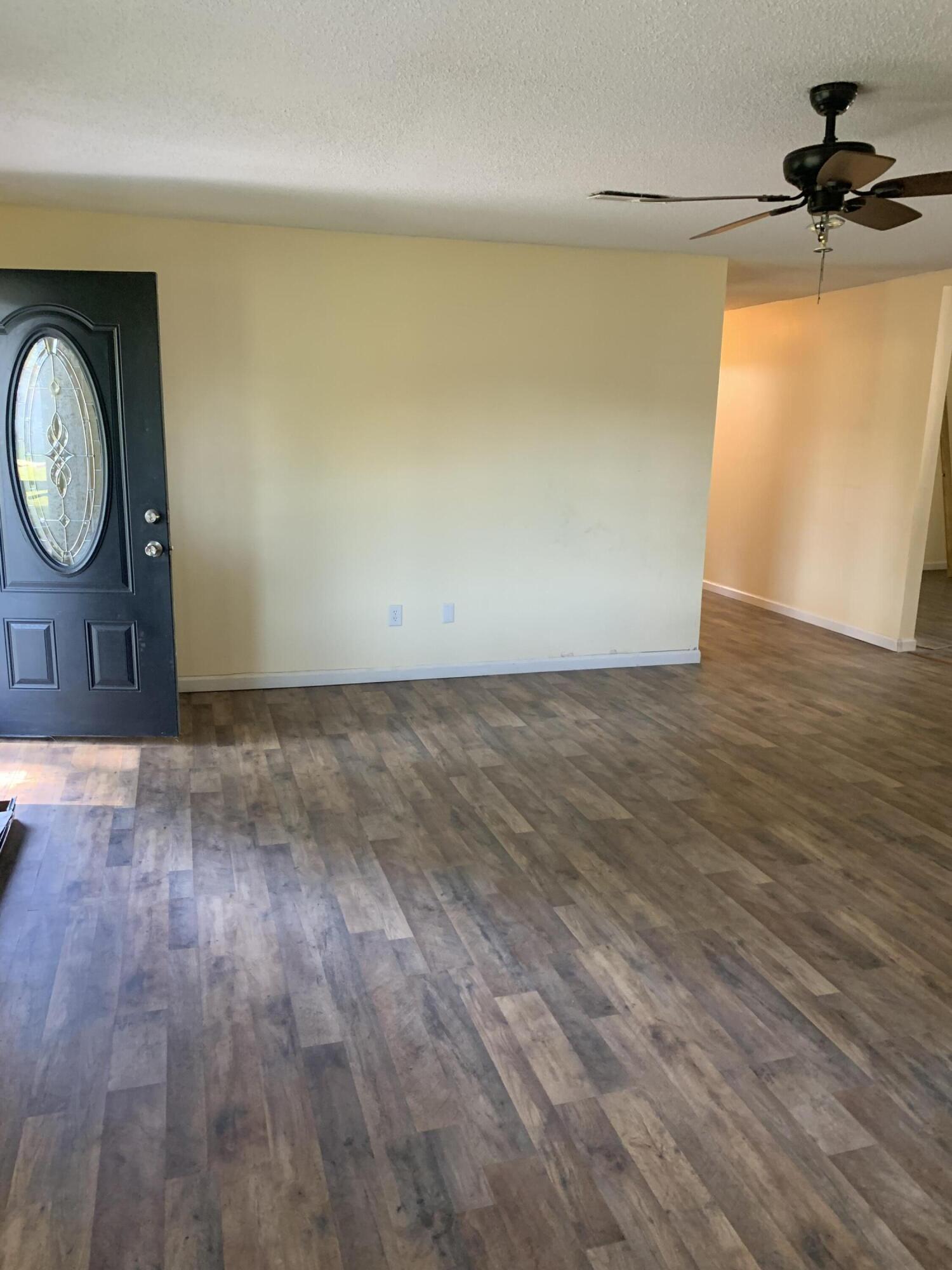 Image 3: Living room